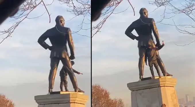 İSTANBUL'DA ATATÜRK HEYKELİNE SALDIRI