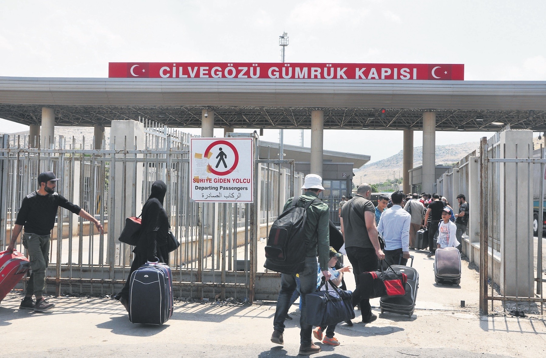 SURİYELİLER’İN MEMLEKETLERİNE DÖNÜŞLERİ SÜRÜYOR SURİYELİLER’İN MEMLEKETLERİNE DÖNÜŞLERİ SÜRÜYOR