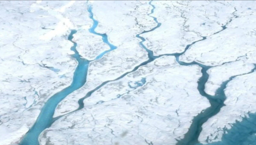 BUZ TABAKASI HIZLA ERİYOR