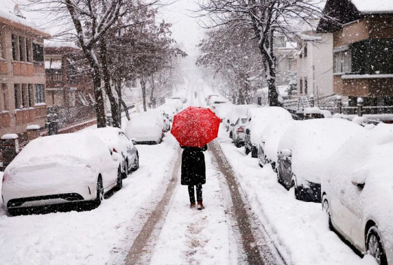 İSTANBUL'A BEKLENEN KAR YAĞDI. 7 İLÇEDE OKULLAR TATİL OLDU