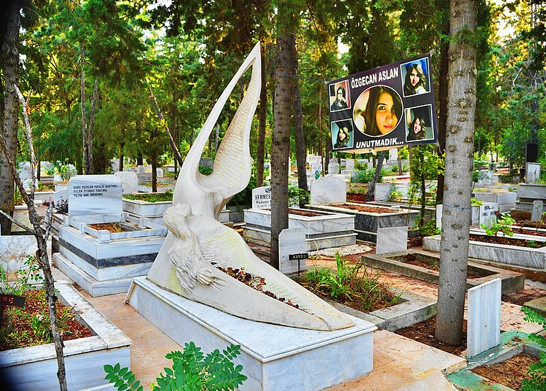 ÖZGECAN ASLAN ÖLÜMÜNÜN 10. YILINDA MEZARI BAŞINDA ANILDI