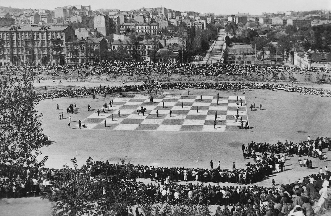 DEV İNSAN SATRANÇ TAHTASINDA 1924 RUHU CANLANDI