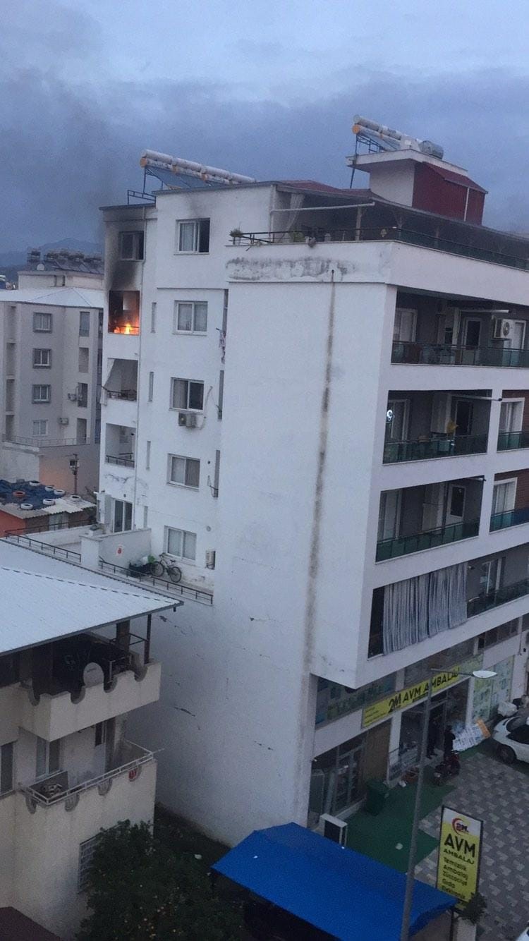 Apartman dairesinde yangın: 2 kişi dumandan etkilendi
