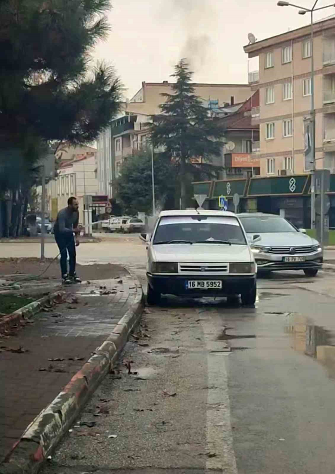 Aracını sokak çeşmesinde yıkayan sürücüye ceza yağdı