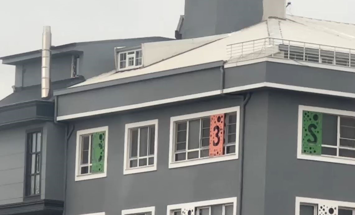 Arnavutköy’de okul kurşunlandı