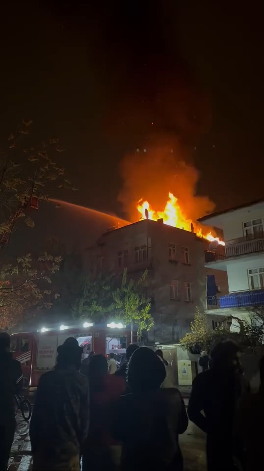 Elazığ’da çatı yangını
