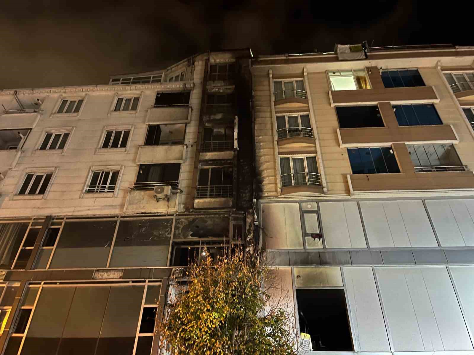 Esenyurt’ta tekstil atölyesinde yangın: Dumandan etkilenen şahsa dakikalarca kalp masajı yapıldı