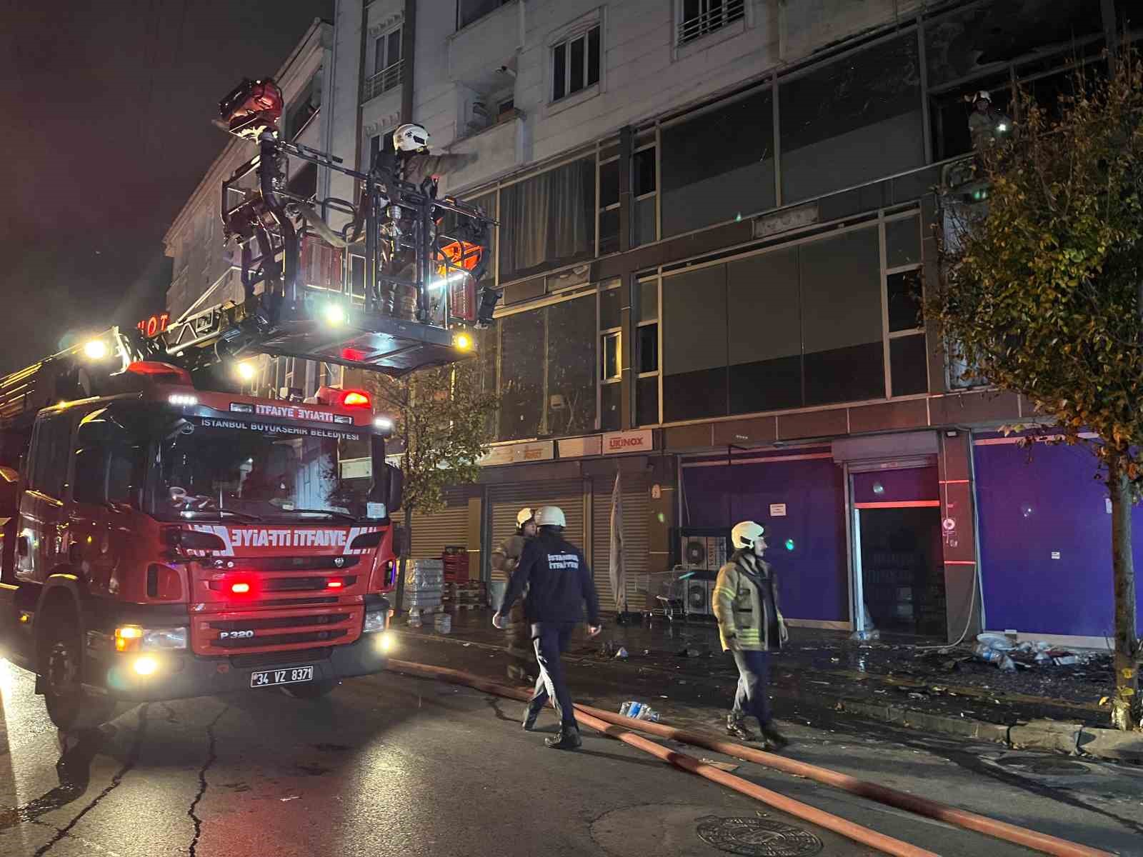 Esenyurt’ta tekstil atölyesinde yangın: Dumandan etkilenen şahsa dakikalarca kalp masajı yapıldı