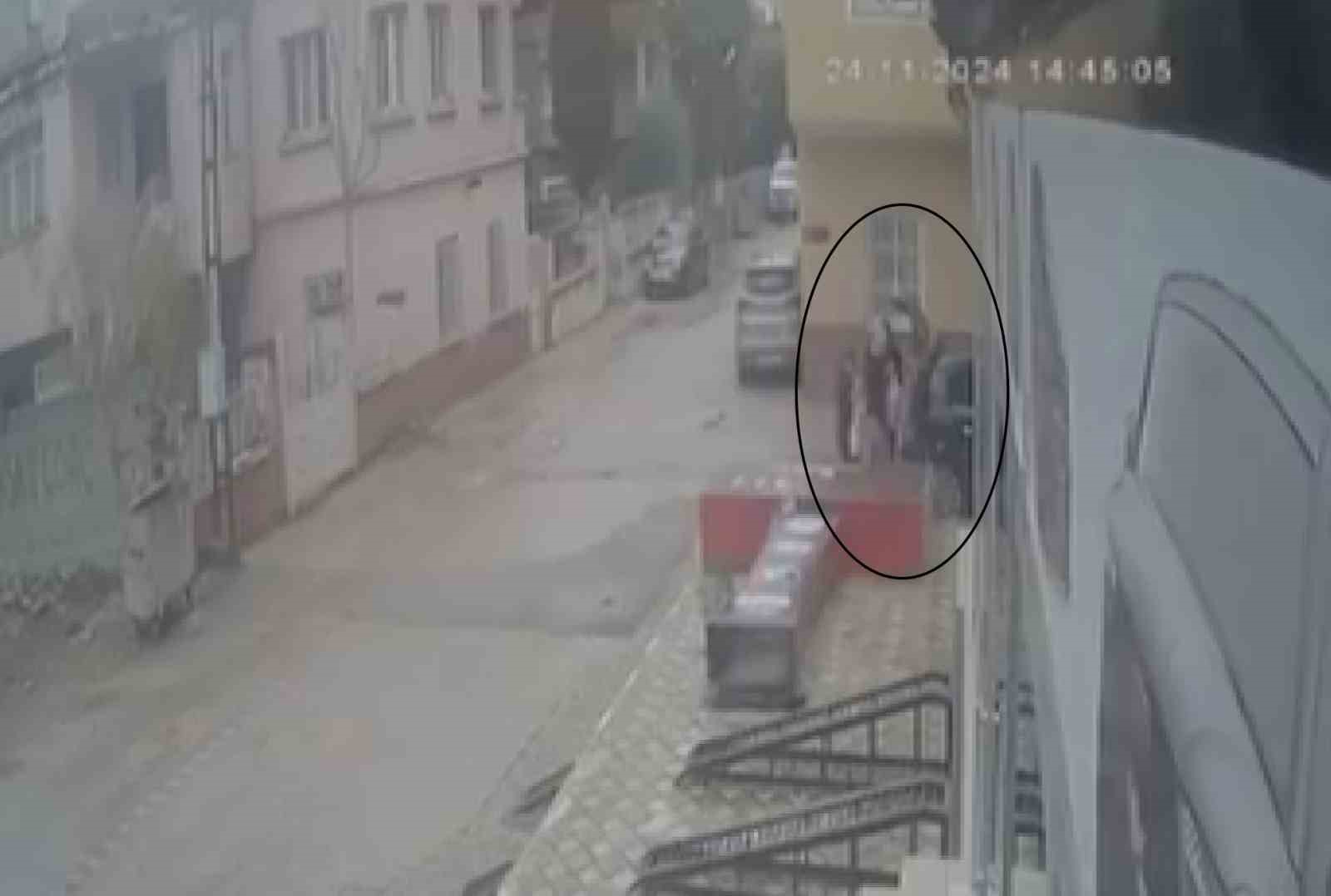 Fırtınanın devirdiği tabela çocuğu teğet geçti, o anlar kamerada