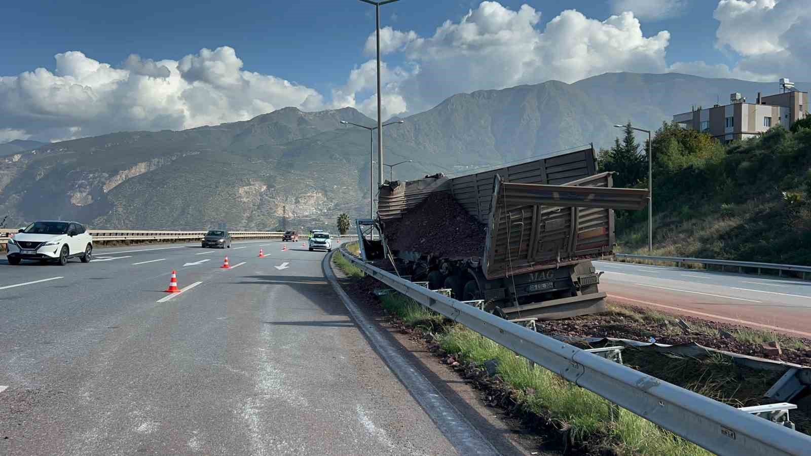Hatay’da bariyere çarpan kamyon sürücüsü yaralandı