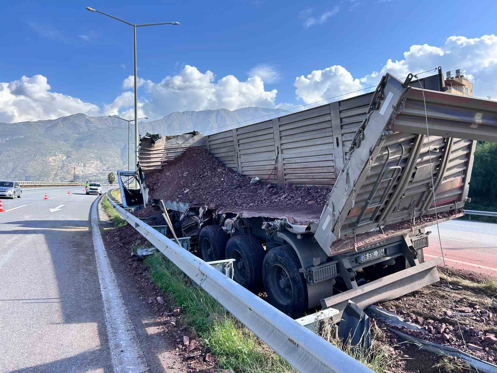 Hatay’da bariyere çarpan kamyon sürücüsü yaralandı