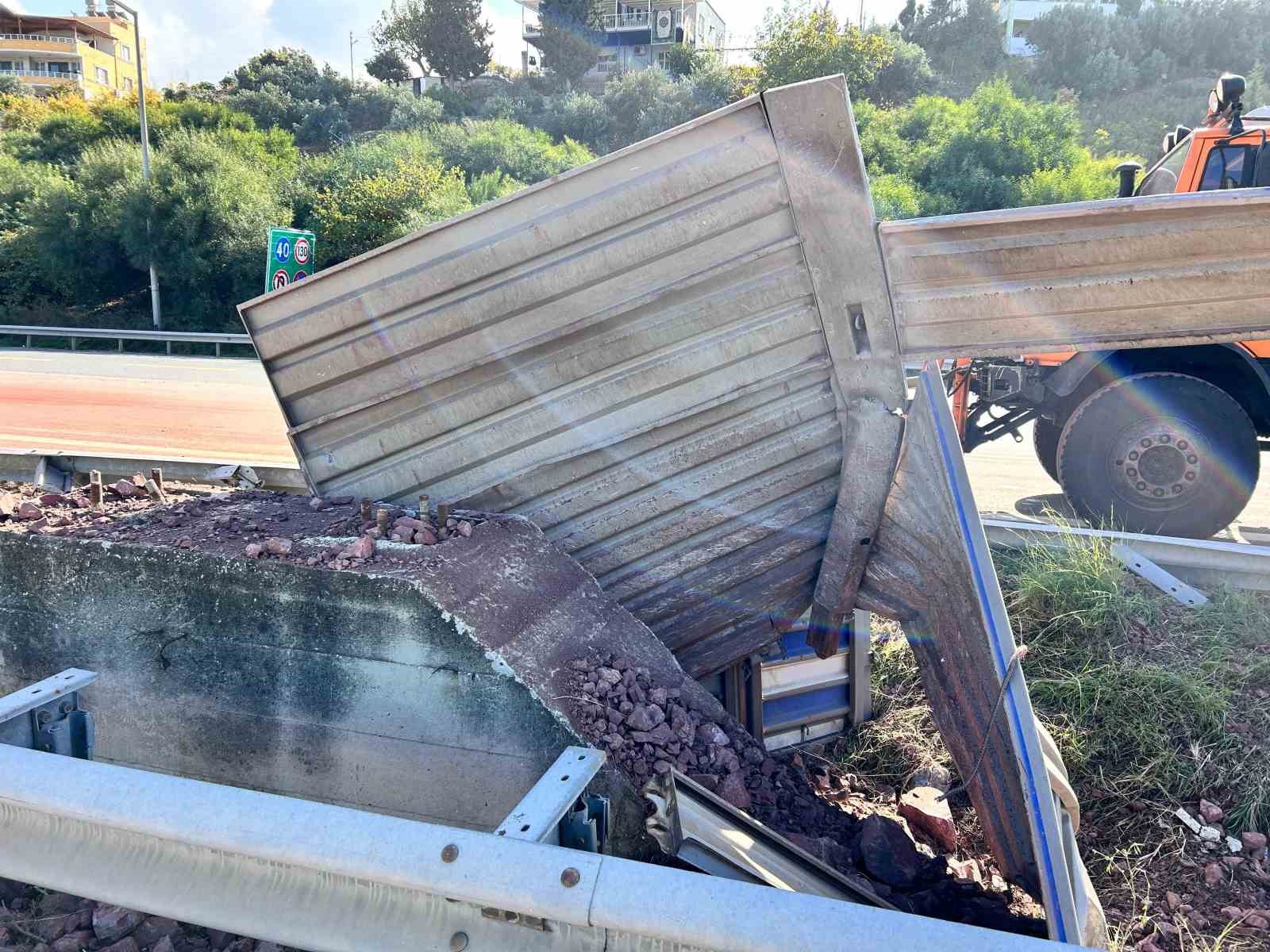 Hatay’da bariyere çarpan kamyon sürücüsü yaralandı