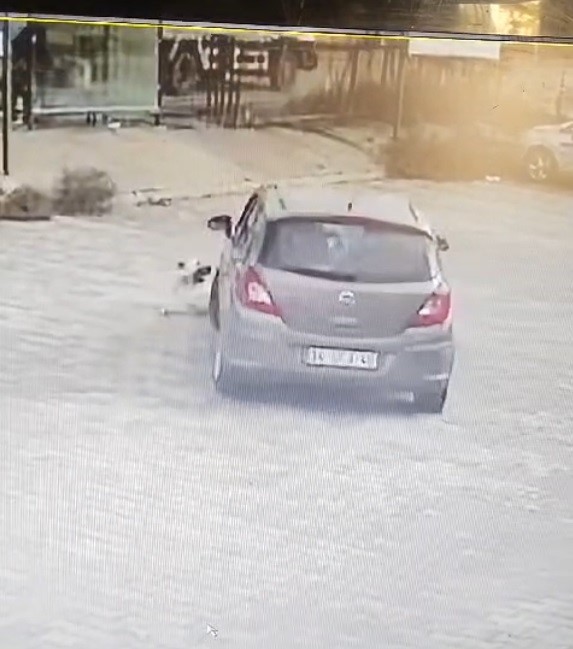 Otomobille köpeğin üzerinden geçti