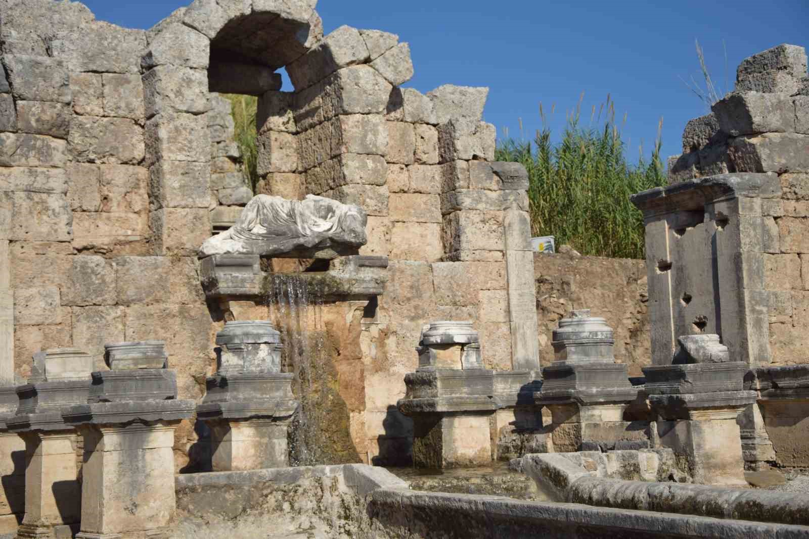 Perge Antik Kenti’ndeki çeşmeden 1800 yıl sonra su akmaya başladı