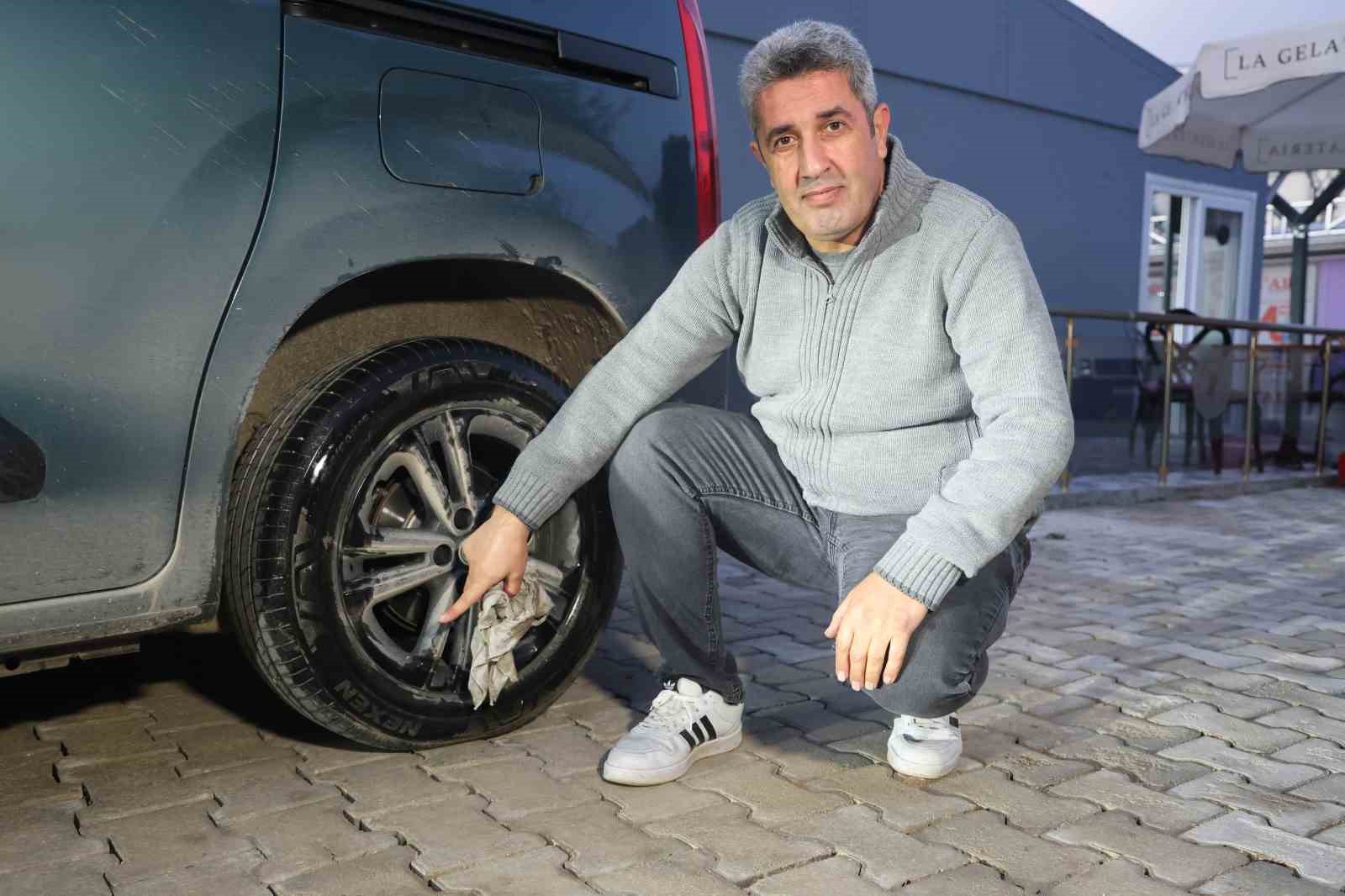 Sıfır olarak satın aldığı sıfır aracındaki lastik oyununu lastiğin patlamasıyla fark etti