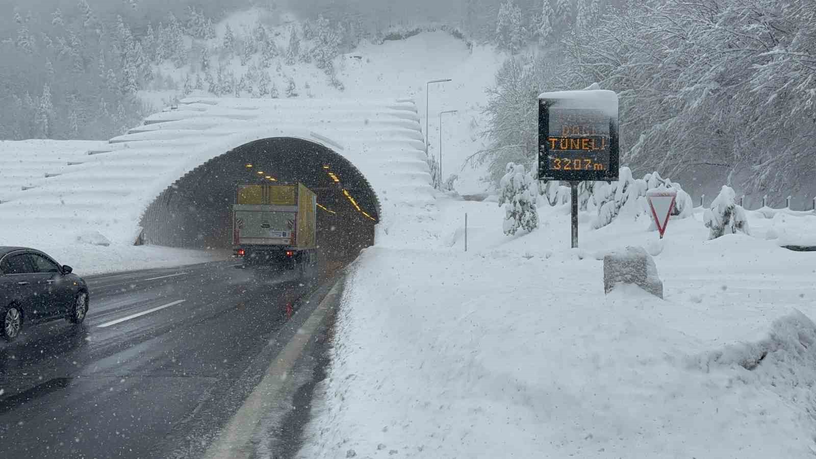 TEM’in Bolu Dağı Tüneli geçişinde kar yağışı etkili oluyor: Ulaşım rahat