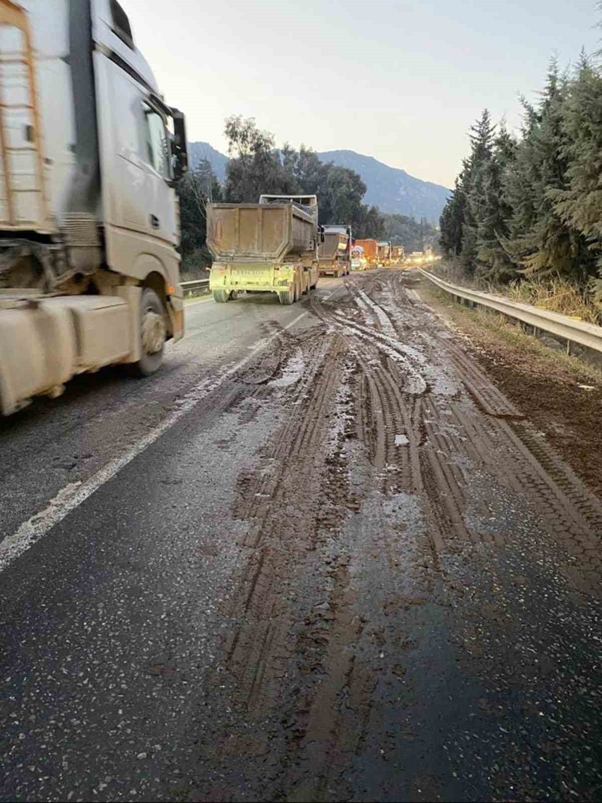 Yola dökülen zeytin posası ekipler tarafından temizlendi